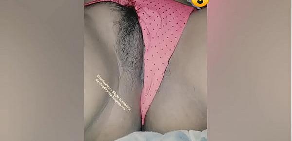  Claudia dormida con su tanga rosada y conchita peluda